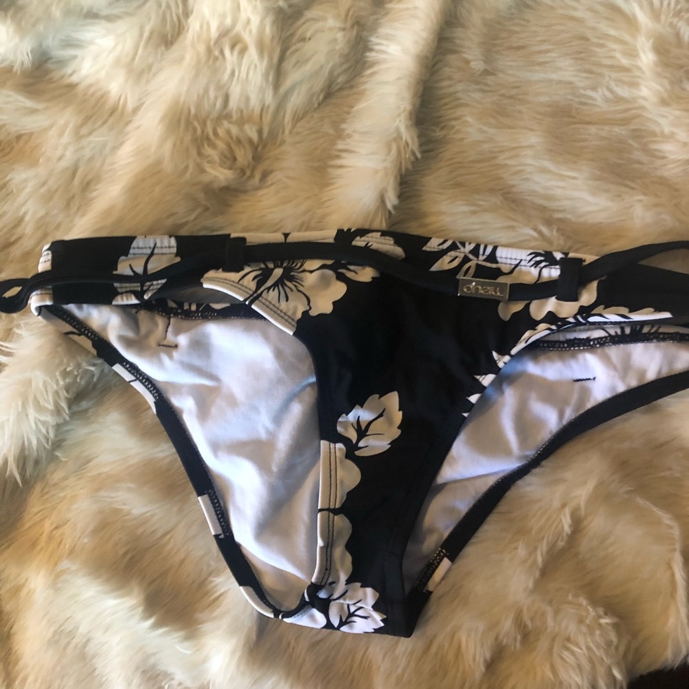O'Neill Swimsuit Bikini Bottoms Black White Floral Belted Large Lined.